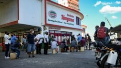Interminables colas para comprar combustible en Cuba