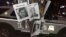 Fotos con el rostro de los presos políticos cubanos cuelgan de un árbol frente a la Embajada de Cuba en Washington. (Foto: Facebook)