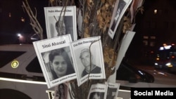 Fotos con el rostro de los presos politicos cubanos cuelgan de un árbol frente a la embajada de Cuba en Washington. (Foto: Facebook)