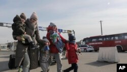 Refugiados de Ucrania entran a Polonia por el cruce de Medyka el 1 de marzo del 2022. (AP Foto/Visar Kryeziu)