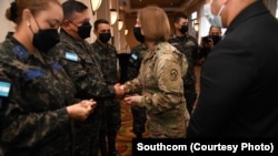 La jefa del Comando Sur de Estados Unidos, general Laura Richardson, saluda a militares de Honduras el 24 de febrero de 2022, en Honduras.