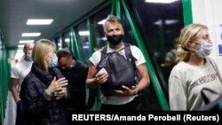 Ciudadanos rusos en Varadero, Cuba, el 6 de marzo de 2022 en el aeropuerto, para iniciar el viaje de regreso a su país. REUTERS/Amanda Perobelli