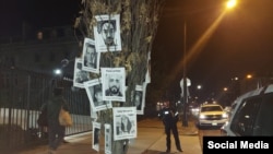 Fotos con el rostro de los presos políticos cubanos cuelgan de un árbol frente a la embajada de Cuba en Washington. Varias organizaciones certifican que en Cuba hay más de mil personas encarceladas por motivos políticos. (Foto: Facebook)