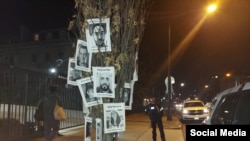 Fotos con el rostro de los presos politicos cubanos cuelgan de un árbol frente a la embajada de Cuba en Washington. (Foto: Facebook)