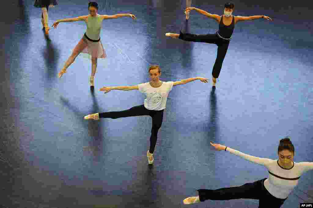 Iana Salenko, bailarina principal del Ballet Estatal en Berlín, en el centro, durante un entrenamiento el miércoles 23 de marzo de 2022. Unos 200 bailarines de Ucrania y Rusia solicitaron ayuda recientemente al famoso ballet tras haber huido o considerar huir a Alemania. Varios de ellos ya encontraron un hogar temporal en la compañía. (Foto AP)