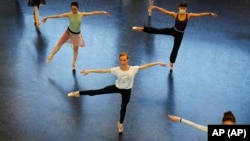 Unos 200 bailarines de Ucrania y Rusia solicitaron ayuda recientemente al famoso ballet de Berlín tras haber huido a Alemania. Foto: AP