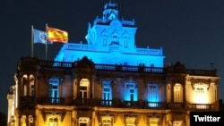 Embajada de España en La Habana, iluminada con los colores de la bandera de Ucrania. (Twitter/@EmbEspCuba)