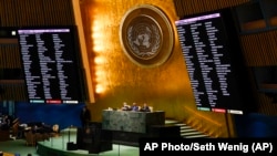 Los miembros de las Naciones Unidas votan una resolución relativa a Ucrania durante una reunión de emergencia de la Asamblea General, el 2 de marzo de 2022. (Foto AP/Seth Wenig).