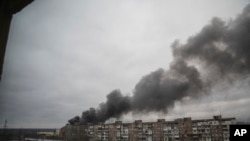 Una nube de humo sale de un edificio después de un bombardeo de las fuerzas rusas en la ciudad portuaria de Mariúpol, Ucrania.(AP/Evgeniy Maloletka)