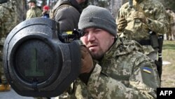 Soldado ucraniano revisa nuevo armamento anti-tanque para la defensa