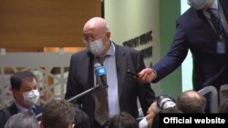 El embajador ruso ante la ONU, Vassily Nebenzia, habla con medios de prensa este lunes, en la Asamblea General de la organización. (Foto: Misión Permanente de Rusia en ONU)