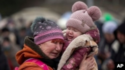Cerca de 1.7 de millones de personas han huido de Ucrania hacia naciones vecinas, según datos de ONU. (AP/Visar Kryeziu)