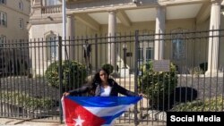 La curadora de arte y activista, Anamely Ramos, frente a la Embajada de Cuba en Washington.