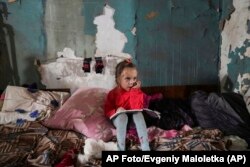 Una niña sentada en un improvisado refugio antibombas en Mariúpol, Ucrania, el lunes 7 de marzo de 2022.