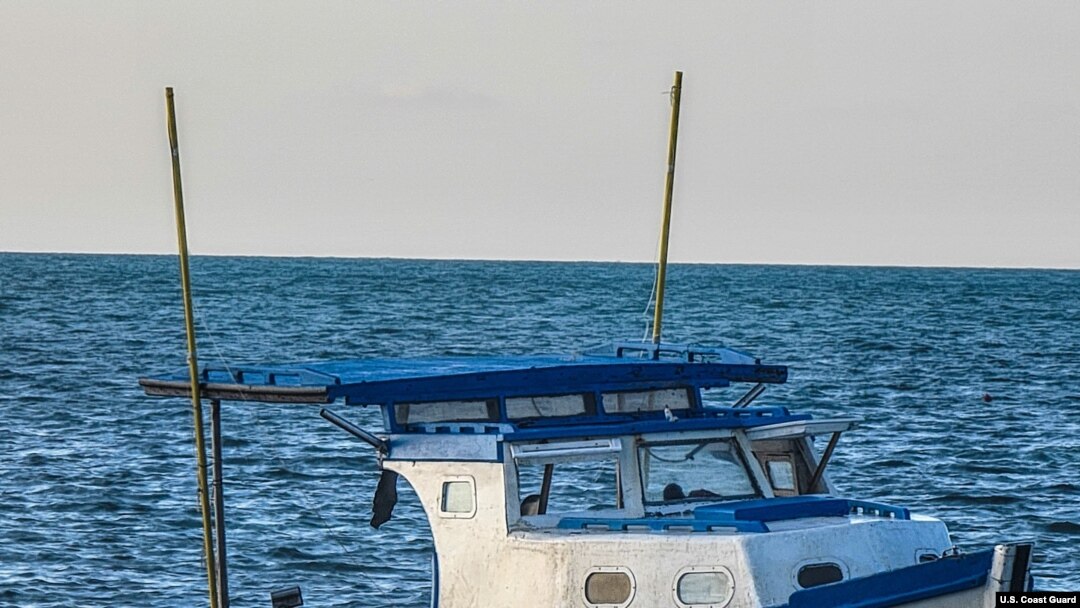 Embarcación en la que se transportaban balseros cubanos capturados en los Cayos de la Florida. 