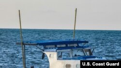 Embarcación en la que se transportaban balseros cubanos capturados en los Cayos de la Florida. 