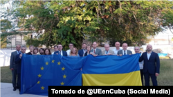 Embajadores posan en respaldo a Ucrania. 
