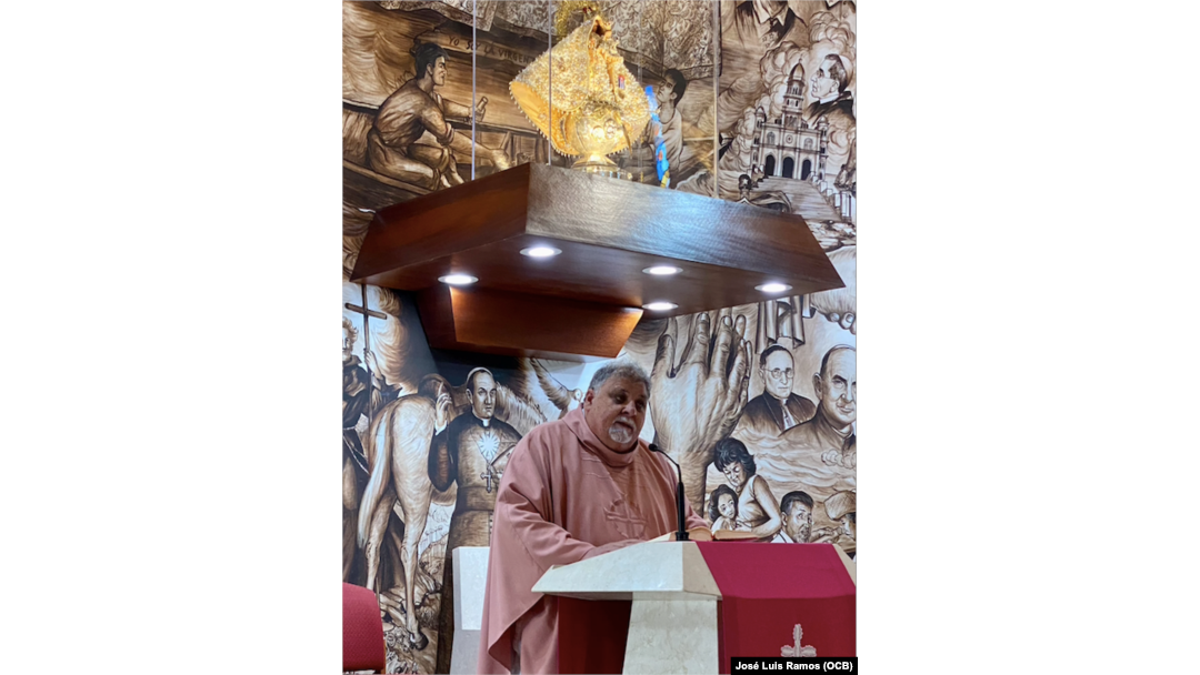 El padre en el Santuario Nacional de la Virgen de la Caridad.
