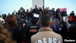 Periodistas mexicanos se reúnen para protestar contra los recientes asesinatos del fotoperiodista Margarito Martínez y la periodista Lourdes Maldonado, en Tijuana, México, 25 de enero de 2022. (Reuters/Jorge Duenes).