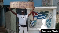 El ex preso político Silverio Portal Conteras se manifestó el sábado con carteles contra el régimen, en Alamar, Habana del Este. 