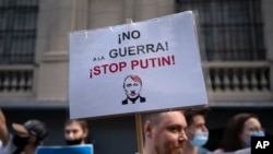 Protesta en Argentina contra la invasión rusa a Ucrania. (AP/Victor R. Caivano)