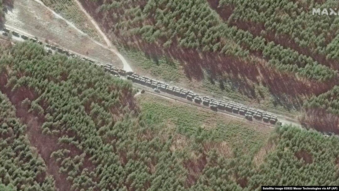 Una imagen satelital muestra el convoy militar al noroeste de Kyiv.