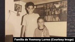 Yosmany Larrea (a la derecha) en un fotografía de familia.