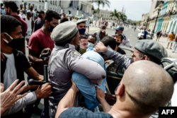 Miles de cubanos participaron en julio de 2022 en inusuales preotestas contra el gobierno comunista, marchando por una ciudad al grito de "Abajo la dictadura" y "Queremos libertad" (Adalberto Roque, AFP)