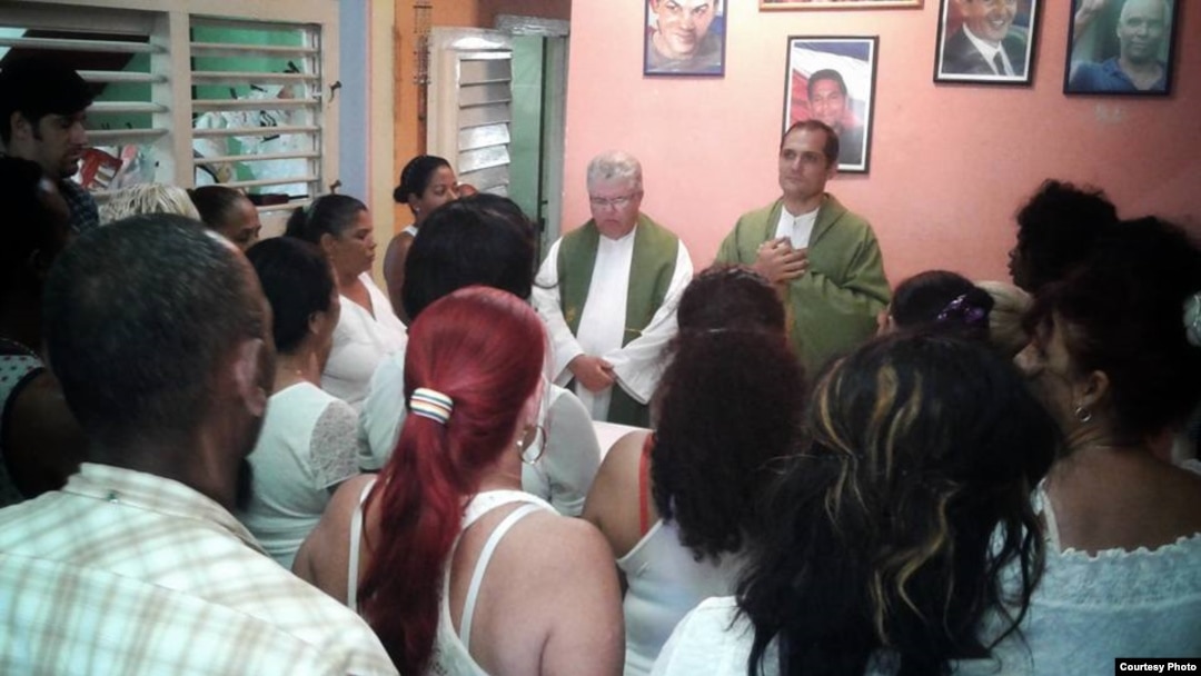 Los sacerdotes José Conrado y Castor Álvarez cellebran misa el 17 de julio de 2017 en la sede nacional de las Damas de Blanco. (Cortesía Ángel Moya). 