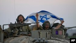 Tanques israelíes se dirigen hacia la frontera de la Franja de Gaza, en el sur de Israel, el jueves 12 de octubre de 2023. (AP Photo/Ohad Zwigenberg)