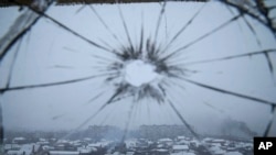 La ventana de un hospital se ve rota por los ataques sobre Mariúpol, Ucrania. (AP/Evgeniy Maloletka)