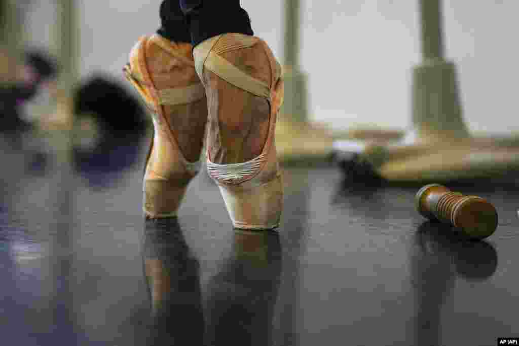 Iana Salenko, bailarina principal del Ballet Estatal en Berlín, de puntillas durante un entrenamiento el miércoles 23 de marzo de 2022. Unos 200 bailarines de Ucrania y Rusia solicitaron ayuda recientemente al famoso ballet tras haber huido o considerar huir a Alemania. Varios de ellos ya encontraron un hogar temporal en la compañía. (Foto AP)