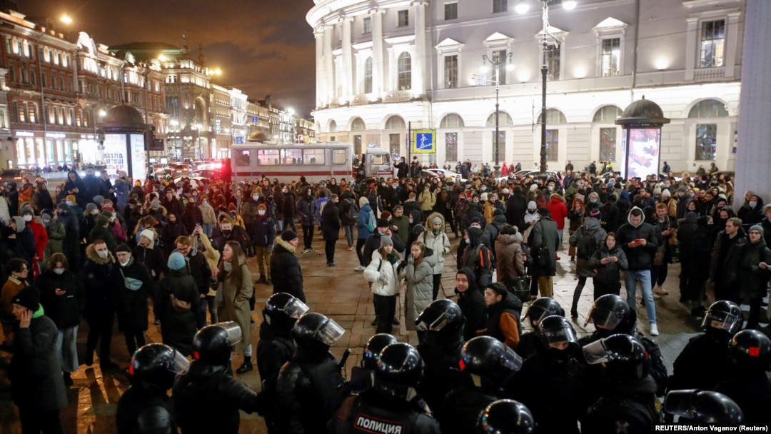 Desde el inicio de la invasión numerosos ciudadanos rusos han protestado en rechazo a la invasión a Ucrania. Esta foto retrata una manifestación contra la invasión realizada en una plaza en San Petersburgo, Rusia