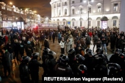 Una protesta contra la invasión de Rusia a Ucrania en San Petersburgo, Rusia.