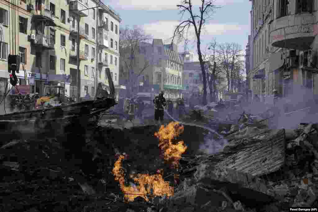 Bomberos apagan llamas ante un edificio de apartamentos tras un ataque ruso en J&#225;rkiv, la segunda ciudad m&#225;s grande de Ucrania, el lunes 14 de marzo.