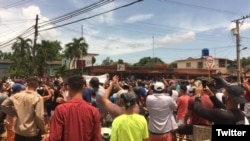 Durante la protesta del 11 de julio en Güira de Melena, los manifestantes se congregaron frente a la sede del PCC. (Foto: Twitter/@CubanetNoticias)