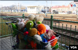 Juguetes dejados en los andenes de estación de trenes en Polonia para niños refugiados ucranianos