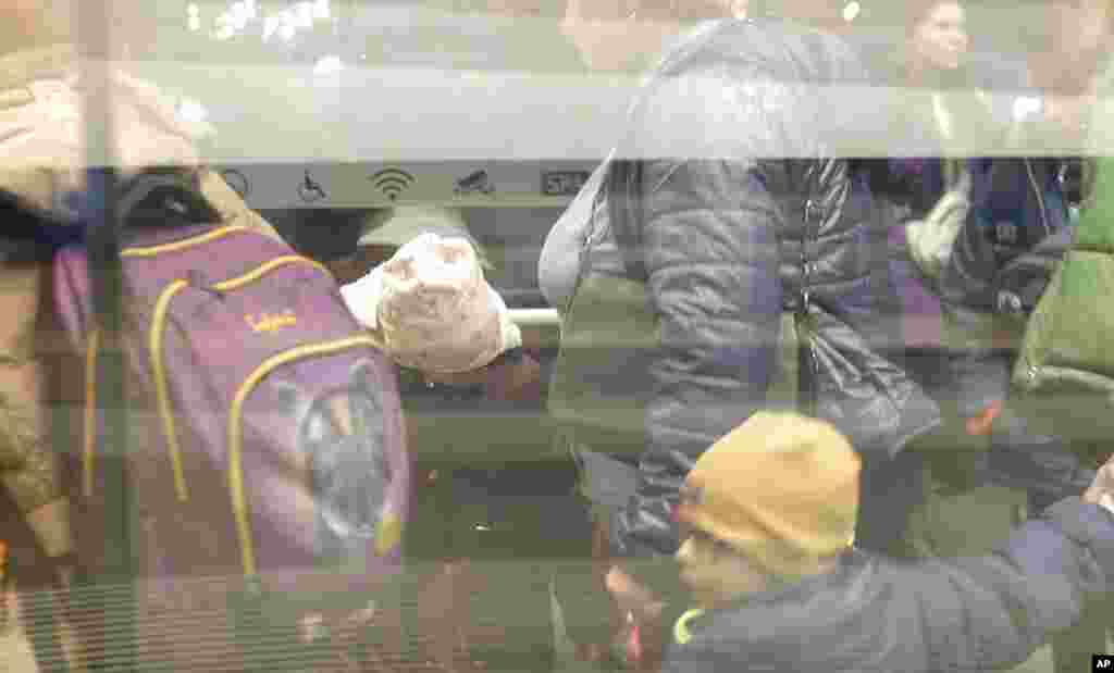 Huérfanos ucranianos en Varsovia, Polonia durante su tránsito al Reino Unido. El grupo británico Dnipro Kids están brindando ayuda a casi 50 niños refugiados en ese país hasta que la invasión rusa en Ucrania cese. El grupo de niños estaba supuesto a viajar pero un papeleo los detuvo en Varsovia. Foto: AP/Pawel Kuczynski.