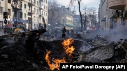 Bomberos apagan llamas ante un edificio de apartamentos tras un ataque ruso en Járkiv, la segunda ciudad más grande de Ucrania, el lunes 14 de marzo de 2022.