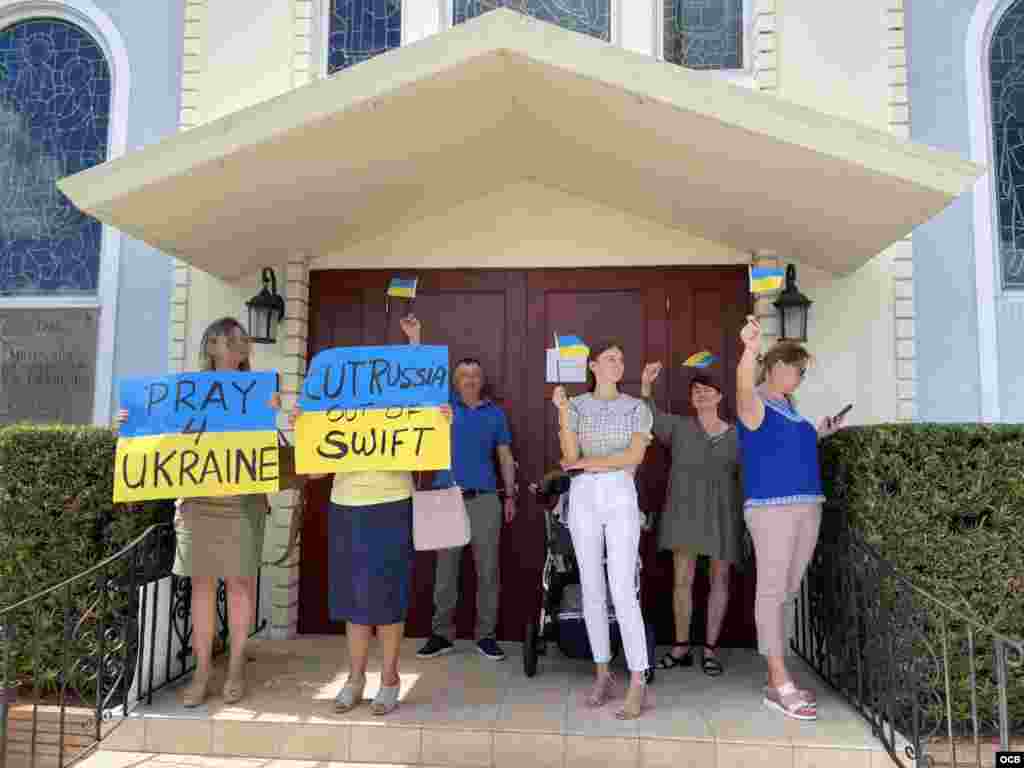 Ucranianos frente a la Iglesia de la Asunci&#243;n de la Sant&#237;sima Virgen Mar&#237;a en Miami, en apoyo a Ucrania. 