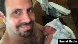Oscar Casanella con su segundo hijo, David, nacido el 4 de marzo en un hospital de EEUU. (Foto: Facebook)