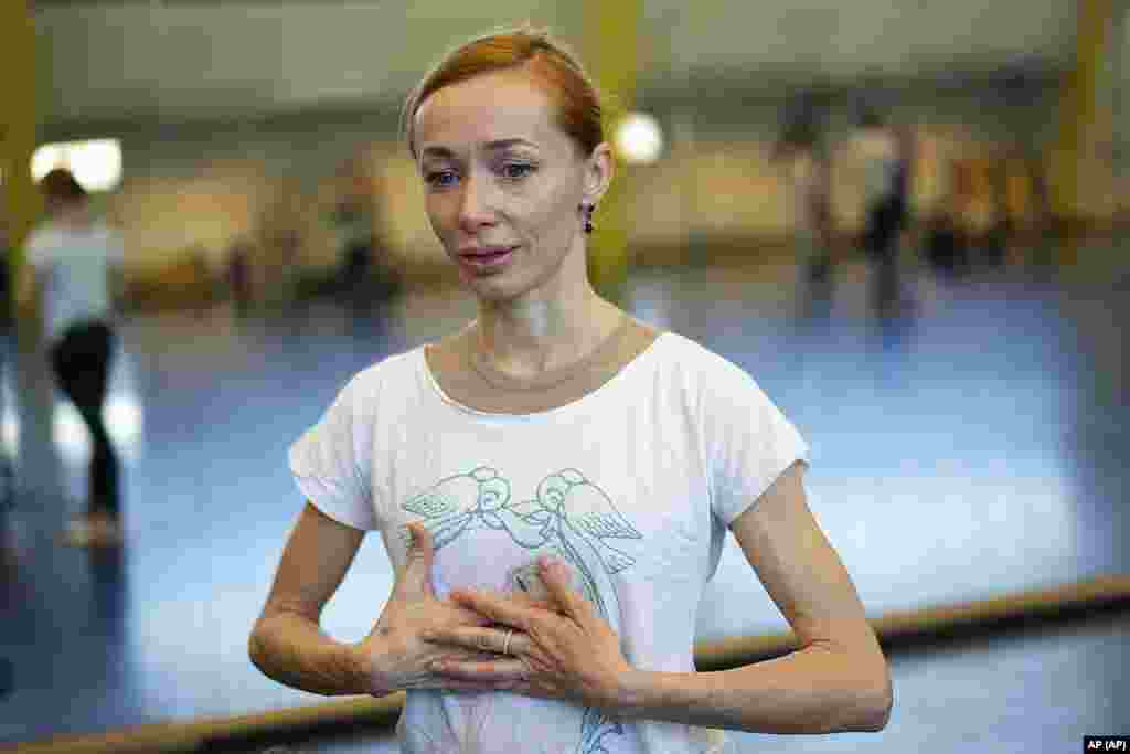 Iana Salenko, bailarina principal del Ballet Estatal en Berlín, durante una entrevista el miércoles 23 de marzo de 2022. Unos 200 bailarines de Ucrania y Rusia solicitaron ayuda recientemente al famoso ballet tras haber huido o considerar huir a Alemania. Varios de ellos ya encontraron un hogar temporal en la compañía. (Foto AP)
