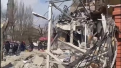 Ucrania acusa a Rusia de atacar corredor humanitario, mientras suman 100.000 evacuados