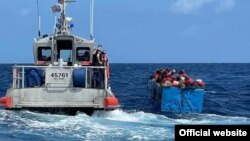 Una embarcación con varios cubanos a bordo, interceptada por la Guardia Costera el 9 de marzo, a unas 15 millas al sur de Cayo Hueso. (Foto: USCG)