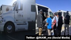 Migrantes cubanos y nicaragüenses detenidos cuando viajen en la parte trasera de un tráiler.