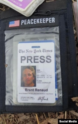 Credencial de prensa del Brent Renaud