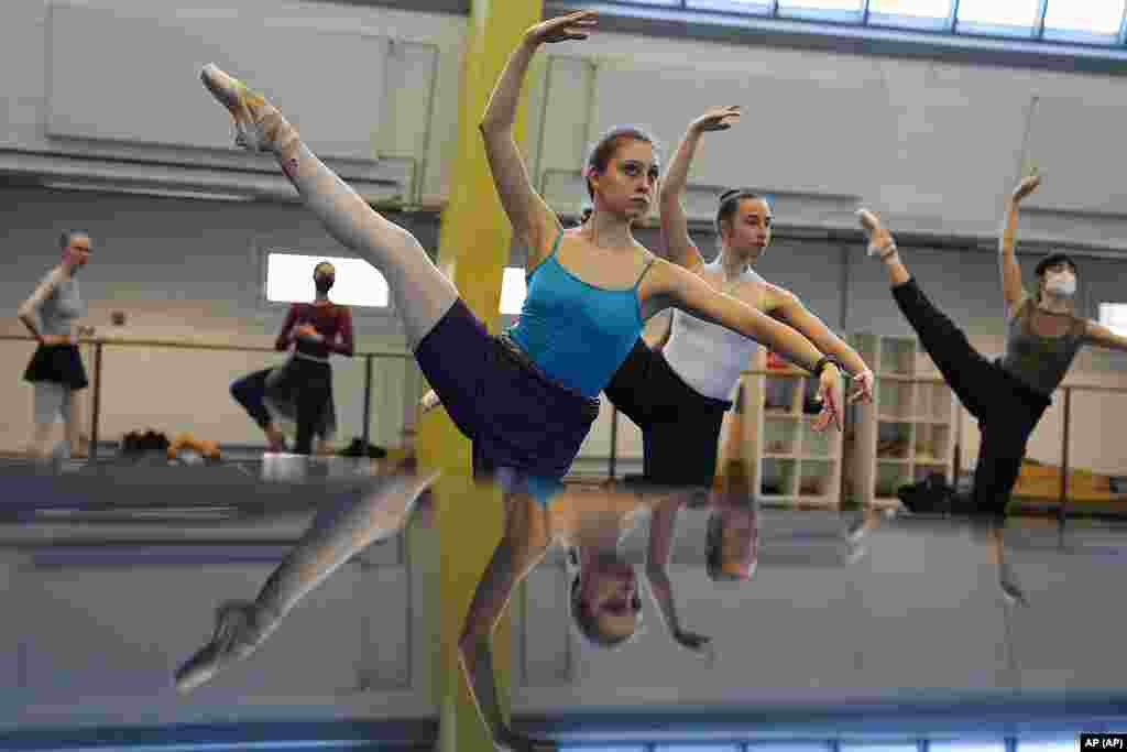 La bailarina polaca Paulina Bidzinska, al frente, durante un entrenamiento en el Ballet Estatal de Berlín el miércoles 23 de marzo de 2022. Unos 200 bailarines de Ucrania y Rusia solicitaron ayuda recientemente al famoso ballet tras haber huido o considerar huir a Alemania. Varios de ellos ya encontraron un hogar temporal en la compañía. (Foto AP)