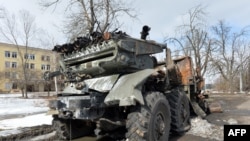 Tanque ruso destruido durante los combates por la defensa ucraniana en la ciudad de Jarkiv