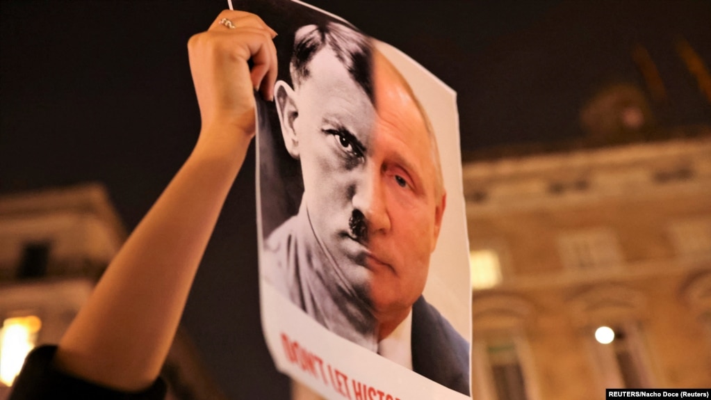 Una recreación de los rostros de Putin y Hitler en una protesta en Barcelona, España contra la invasión de Rusia a Ucrania.