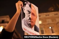 Una recreación de los rostros de Putin y Hitler en una protesta en Barcelona, España contra la invasión a Ucrania, en febrero de 2022. (REUTERS/Nacho Doce, Archivo)
